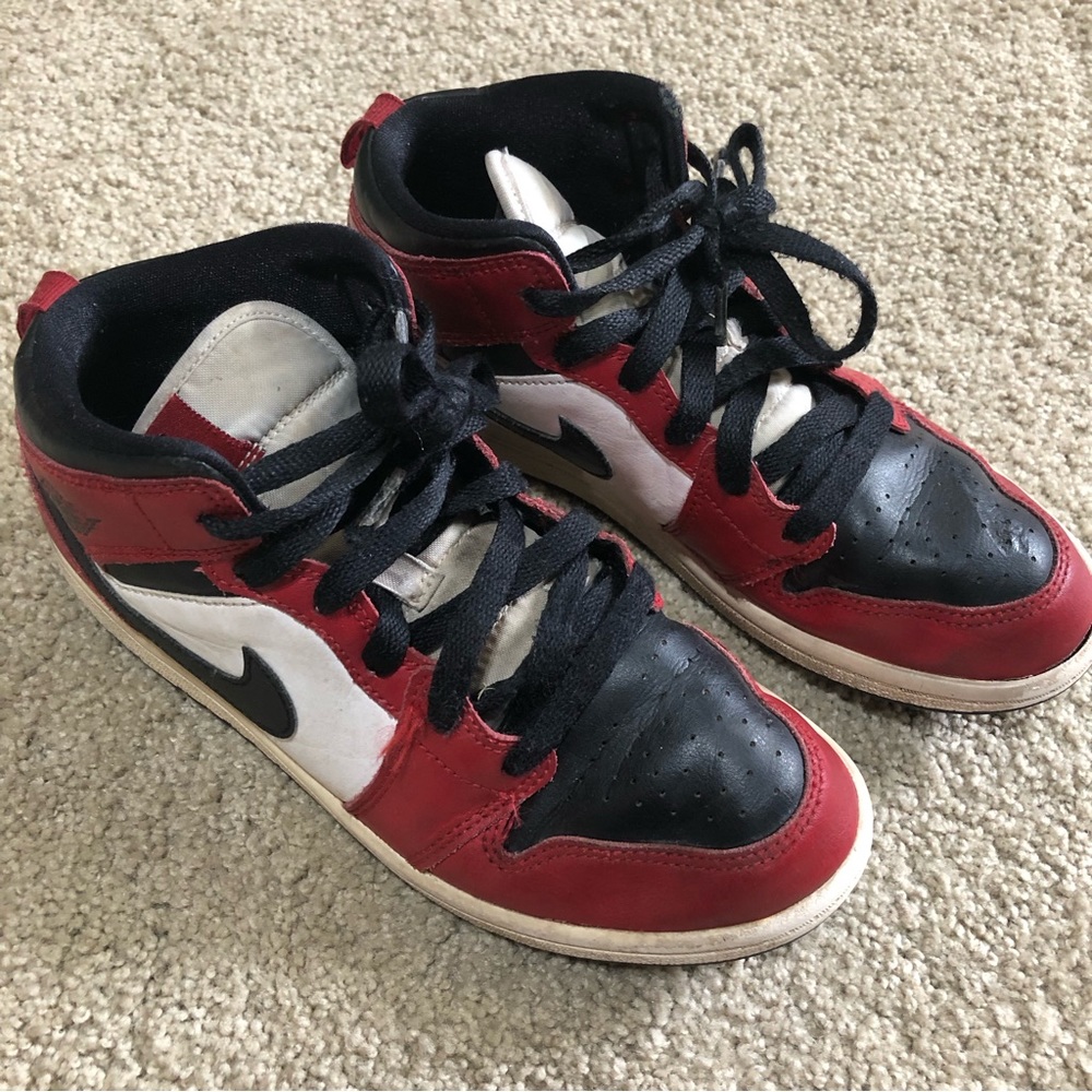 Nike Air Jordan Retro 1 Mid PS Chicago Black Toe Red 640734-069 Youth Size 3Y